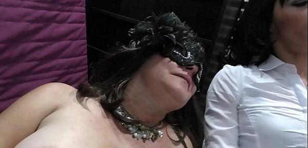 Sophie, mature masquée pour baise à la chaîne [Full Video]